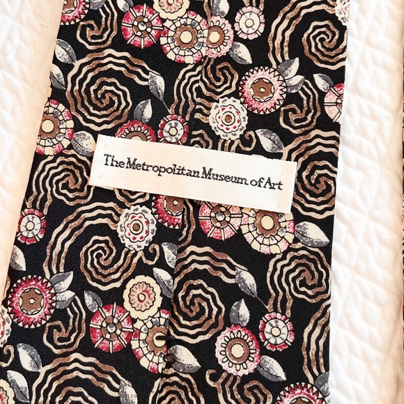The Metropolitan Museum of Art 100% Silk Tie - Picture 6 of 7